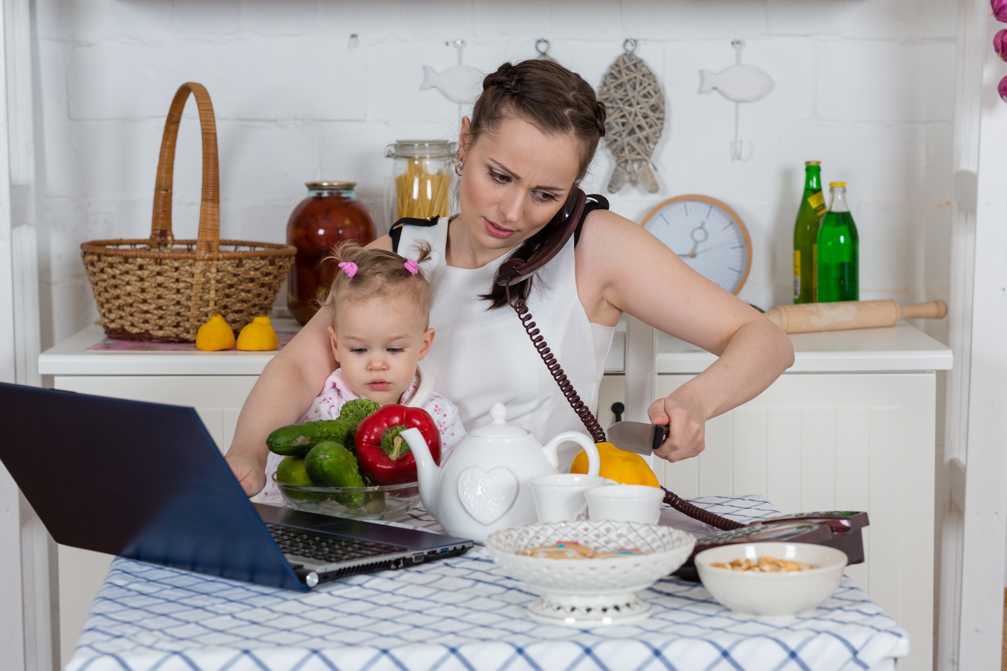Мама и ее заботы. Женщина с ребенком на кухне. Домохозяйка с детьми. Современная женщина с детьми.